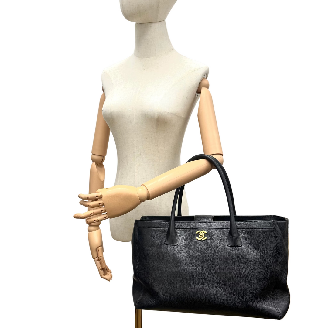 Medium Black Leather Cerf Handbag