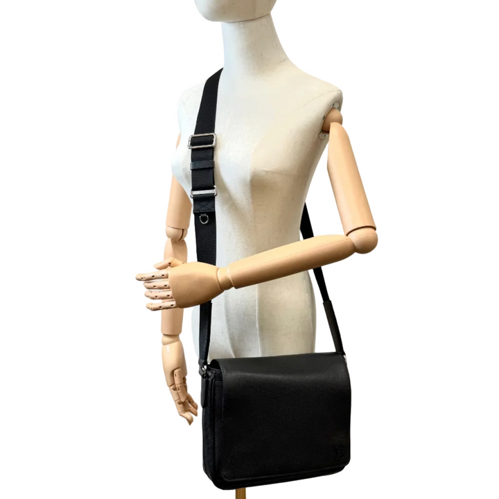 District PM Black Taiga Messenger Bag