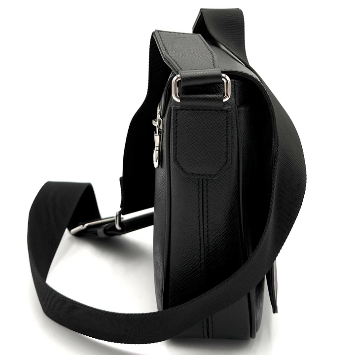 District PM Black Taiga Messenger Bag