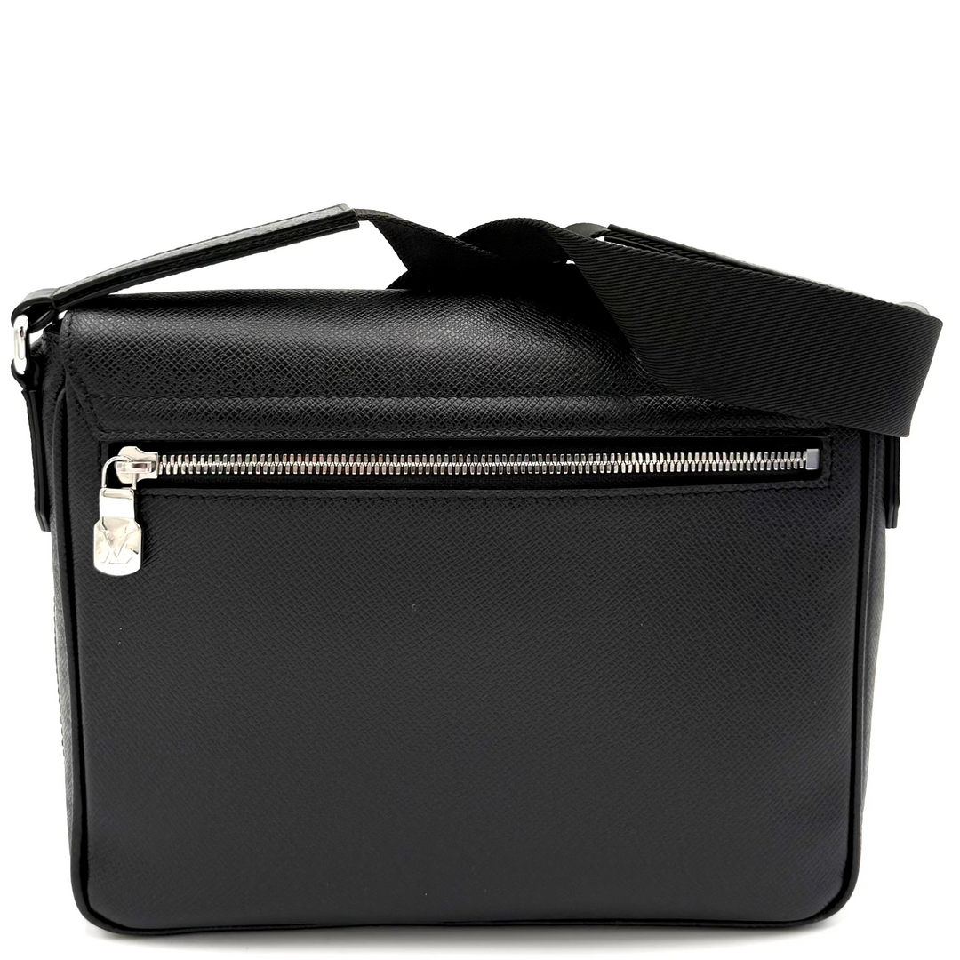 District PM Black Taiga Messenger Bag