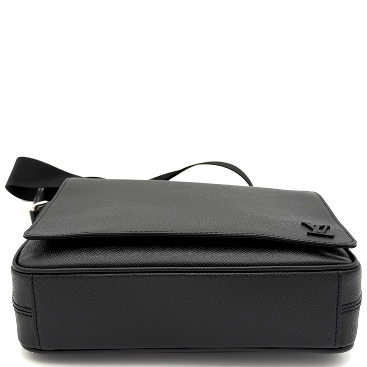 District PM Black Taiga Messenger Bag