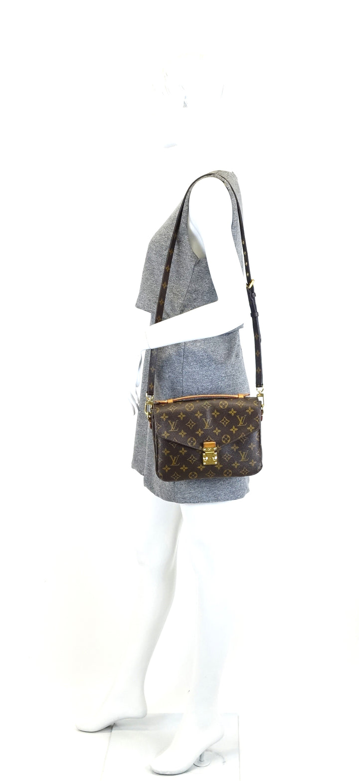 pochette metis monogram canvas shoulder bag