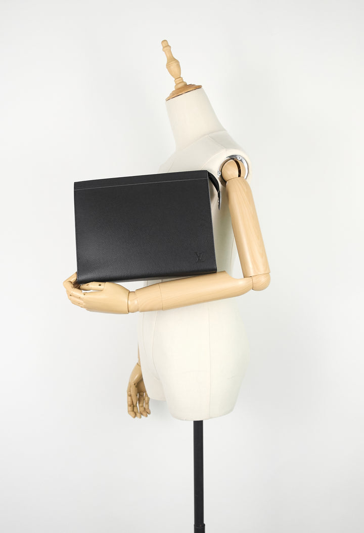 voyage mm taiga leather pochette bag