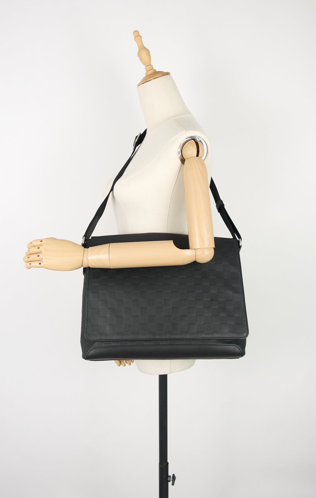 district damier infini leather messenger mm bag