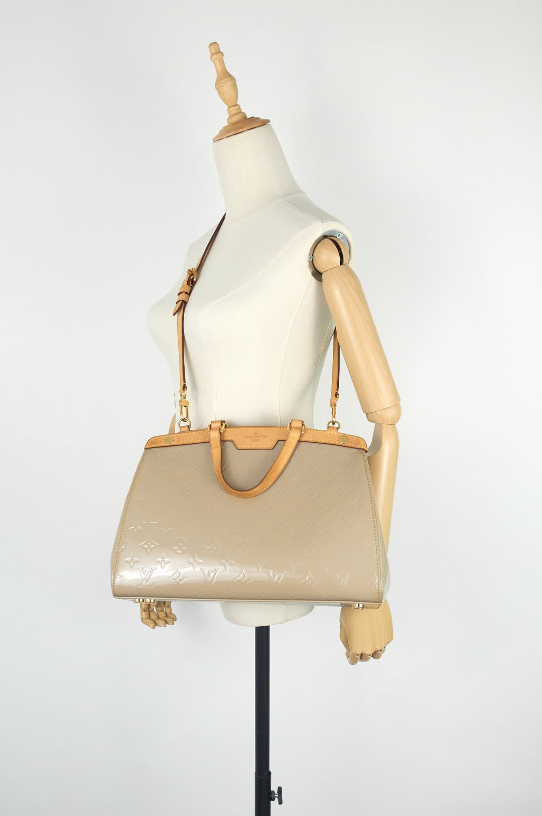 brea mm beige poudre monogram vernis leather bag