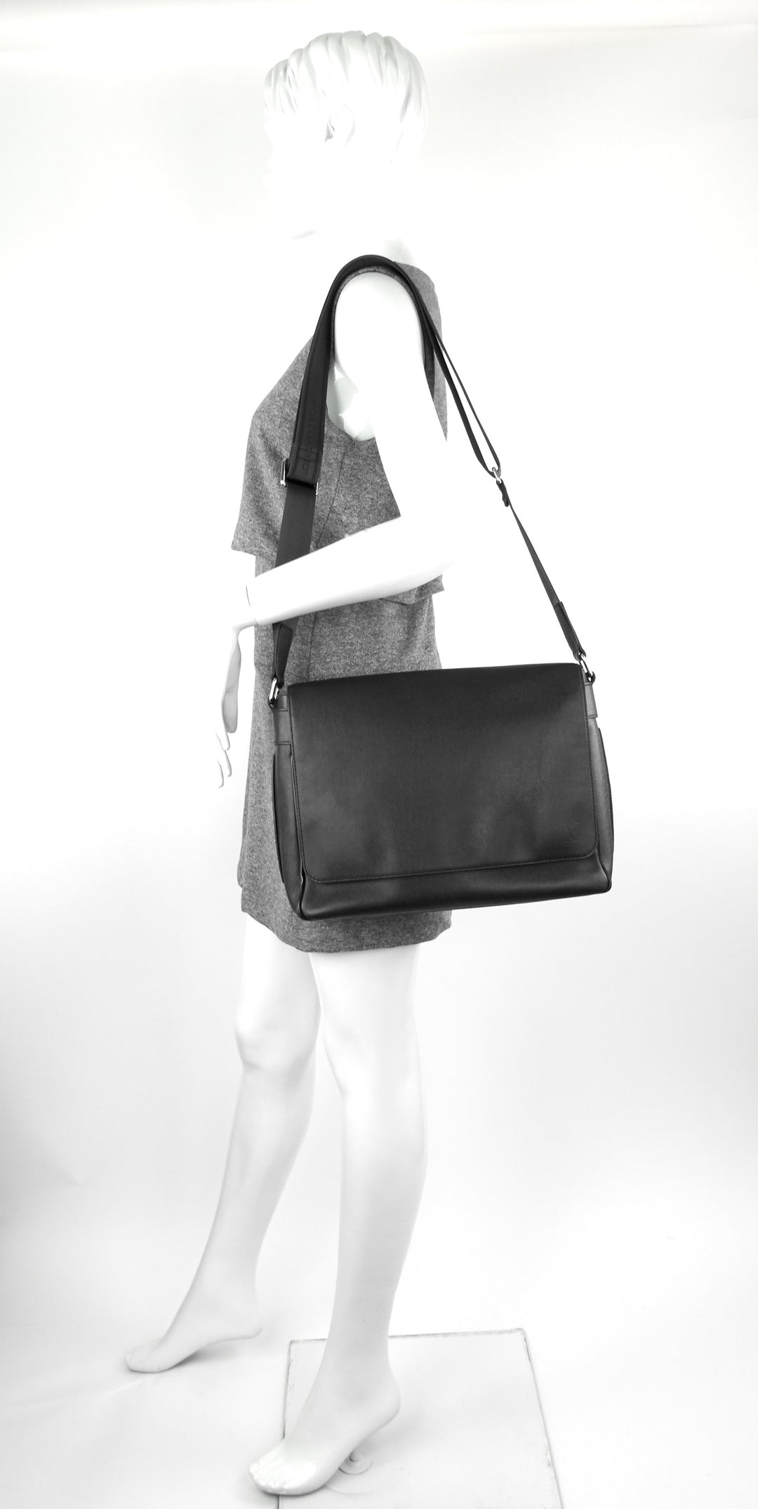 roman mm taiga leather messenger bag