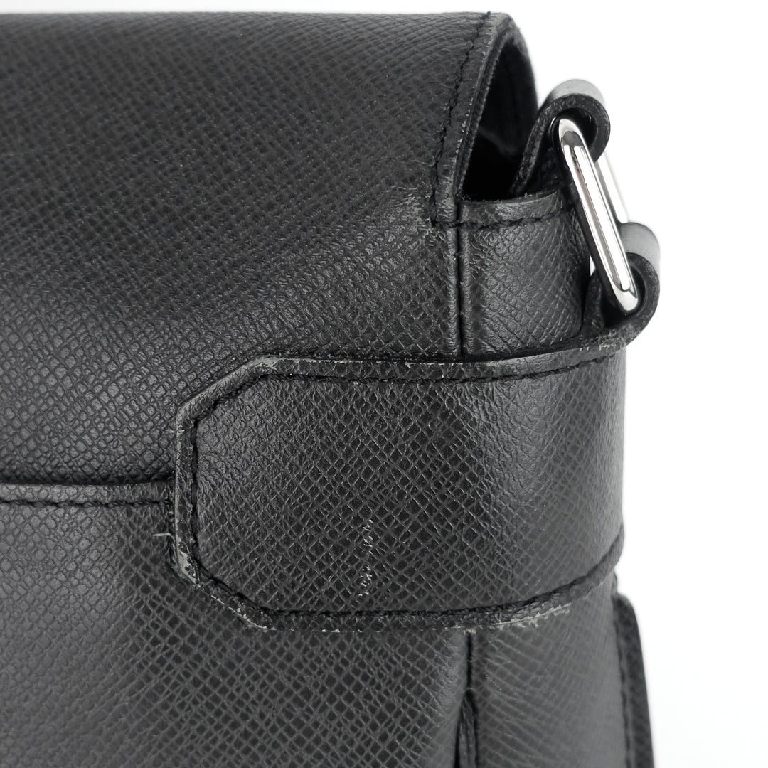 roman mm taiga leather messenger bag