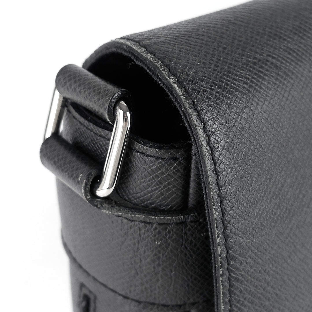 roman mm taiga leather messenger bag