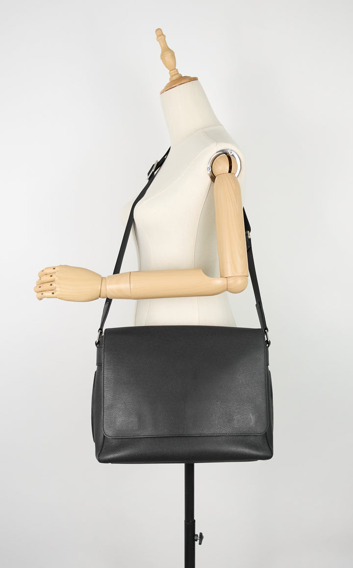 roman mm taiga leather messenger bag
