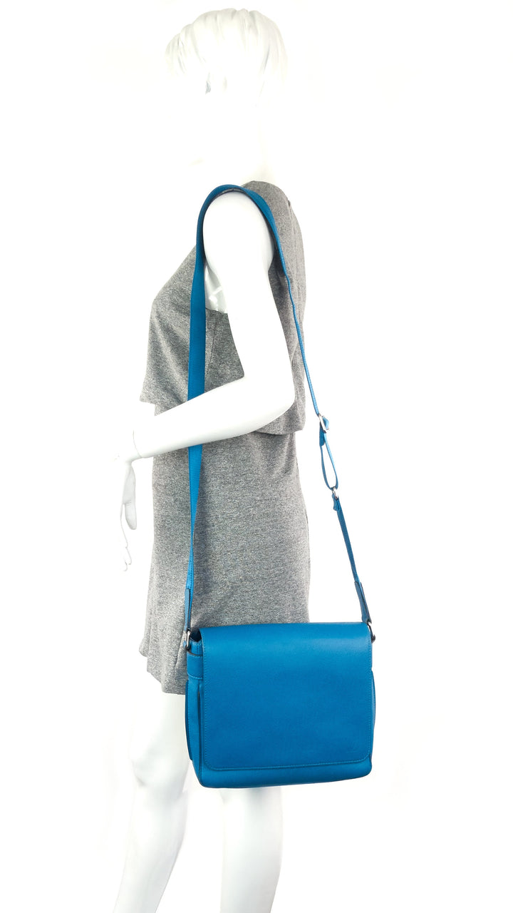 roman pm taiga leather messenger bag