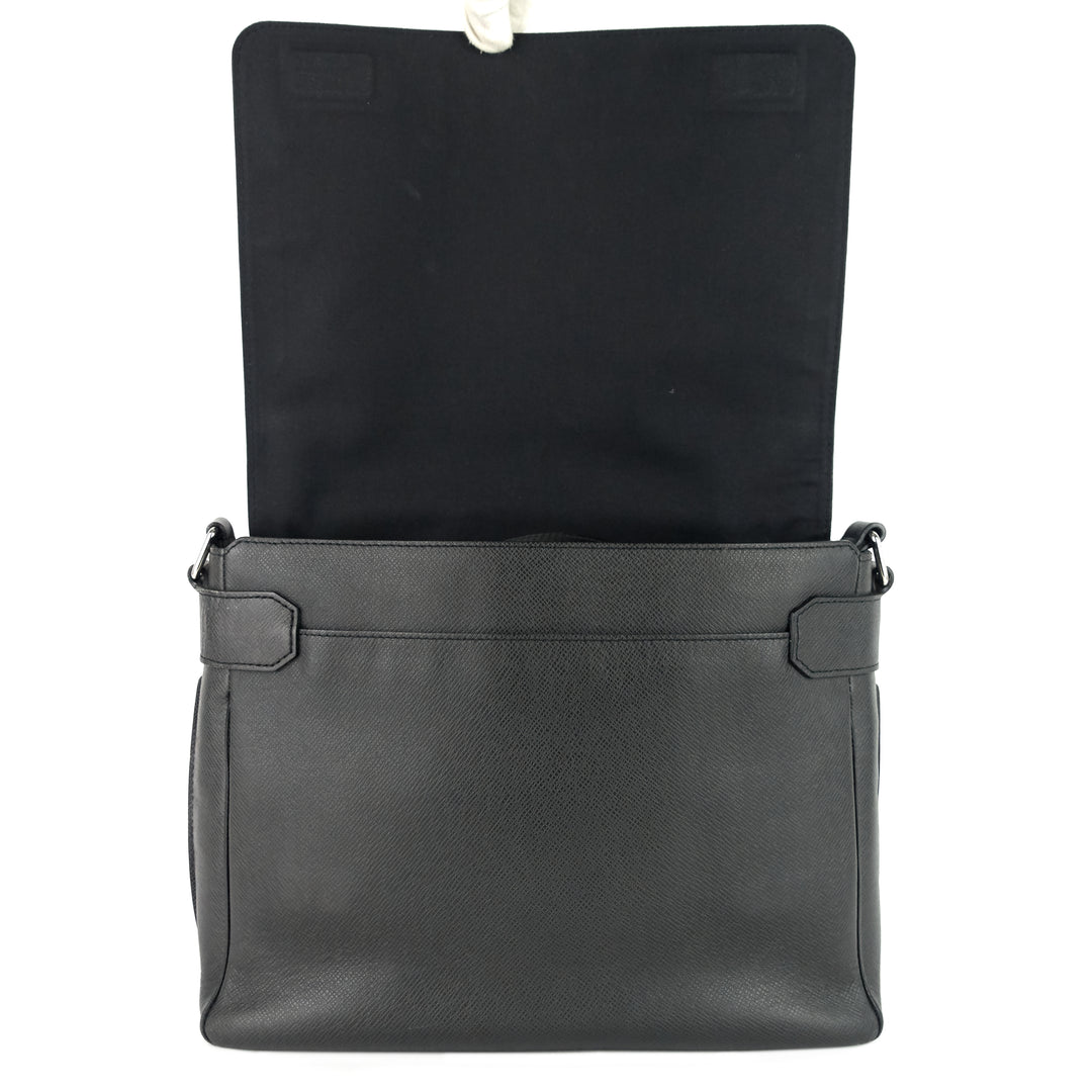 roman mm taiga leather messenger bag