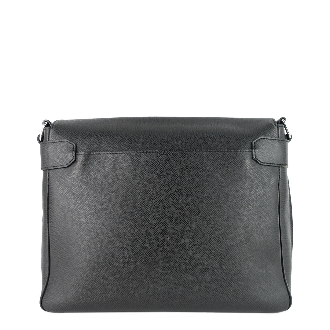 roman mm taiga leather messenger bag