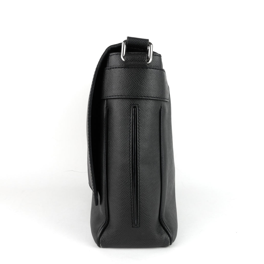 roman mm taiga leather messenger bag