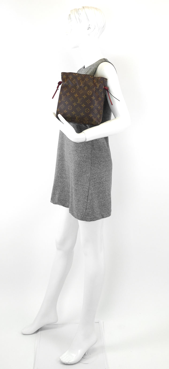 noé monogram canvas pouch