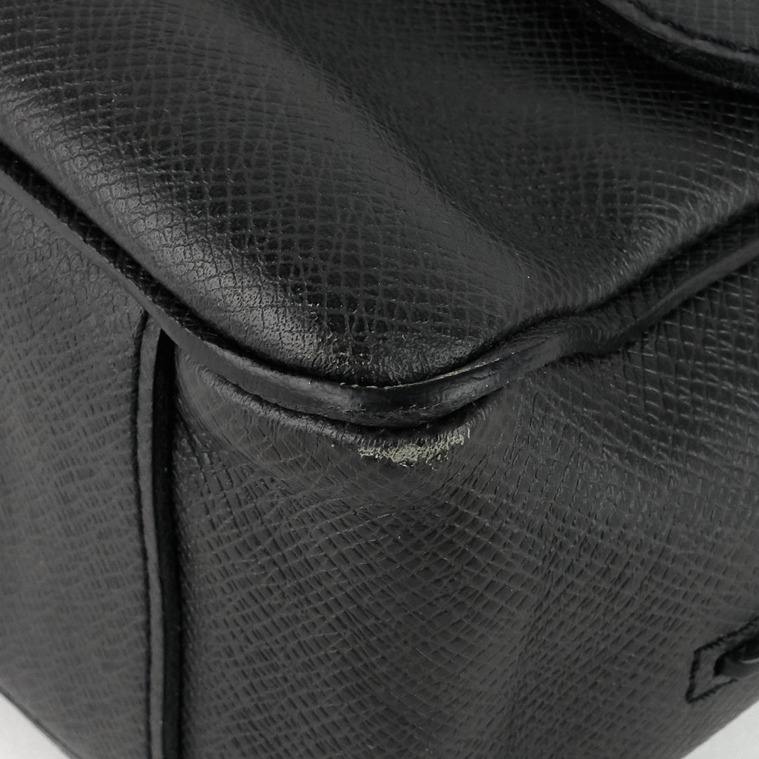 roman mm taiga leather messenger bag