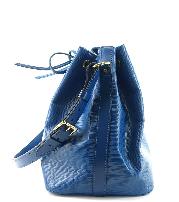 petit noe blue epi leather shoulder bag