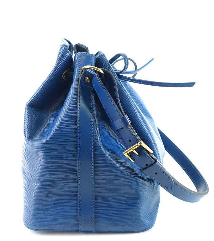petit noe blue epi leather shoulder bag