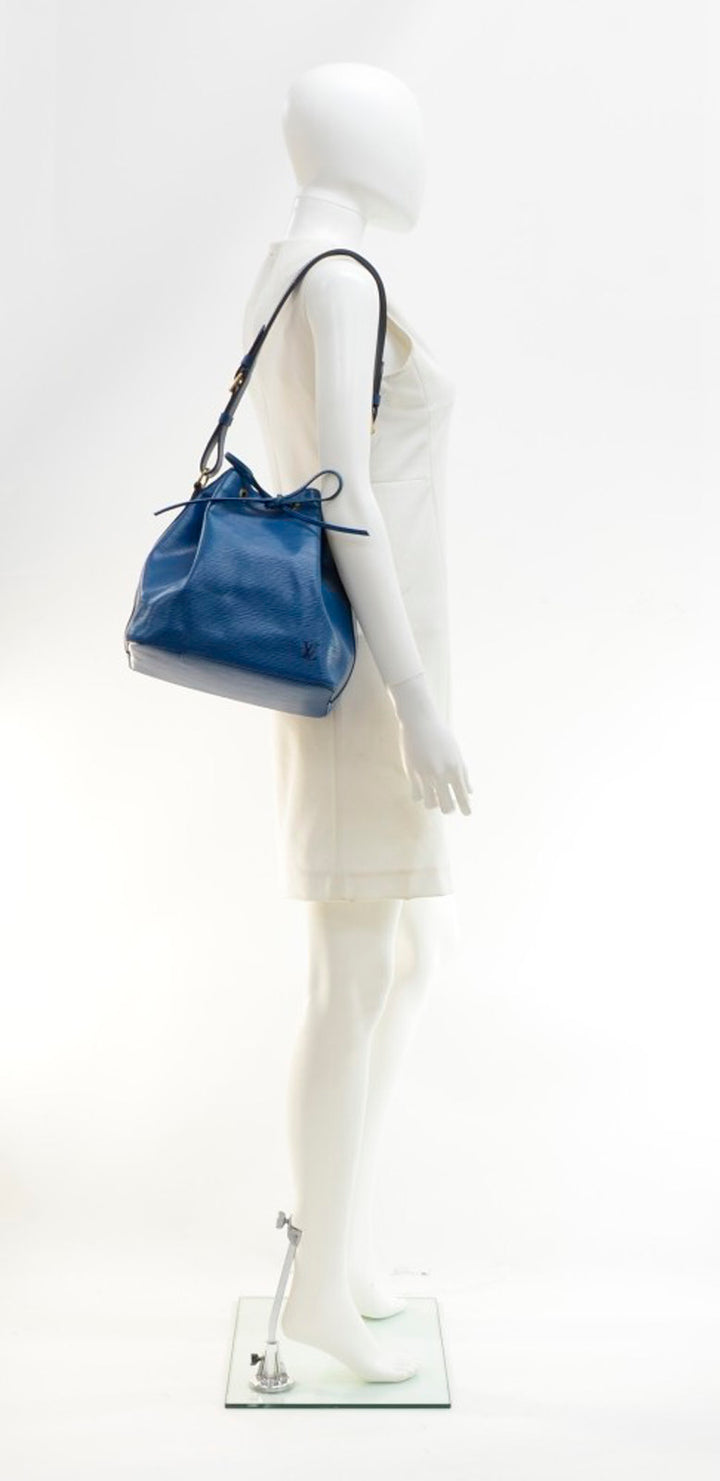 petit noe blue epi leather shoulder bag