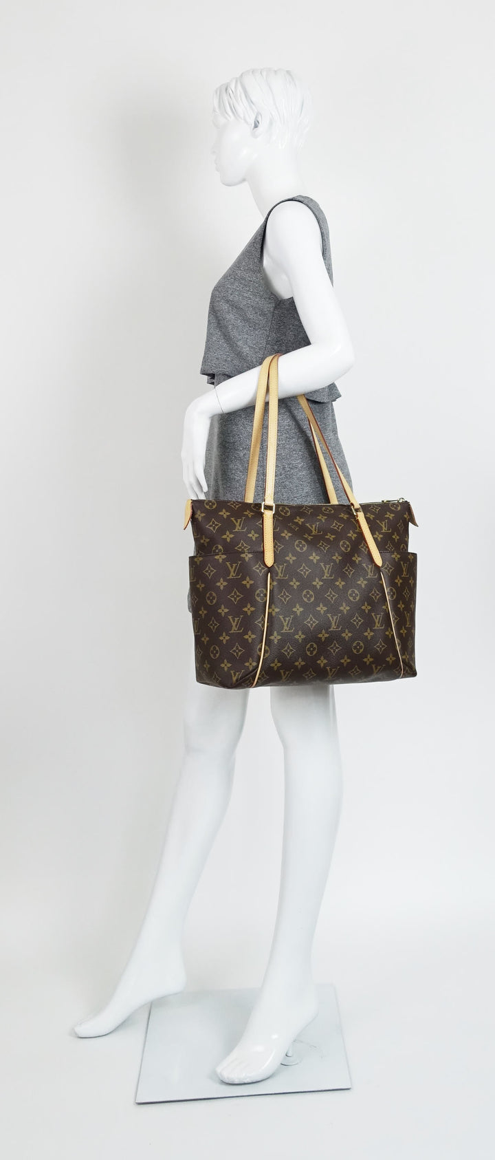 totally mm monogram canvas shoulder bag