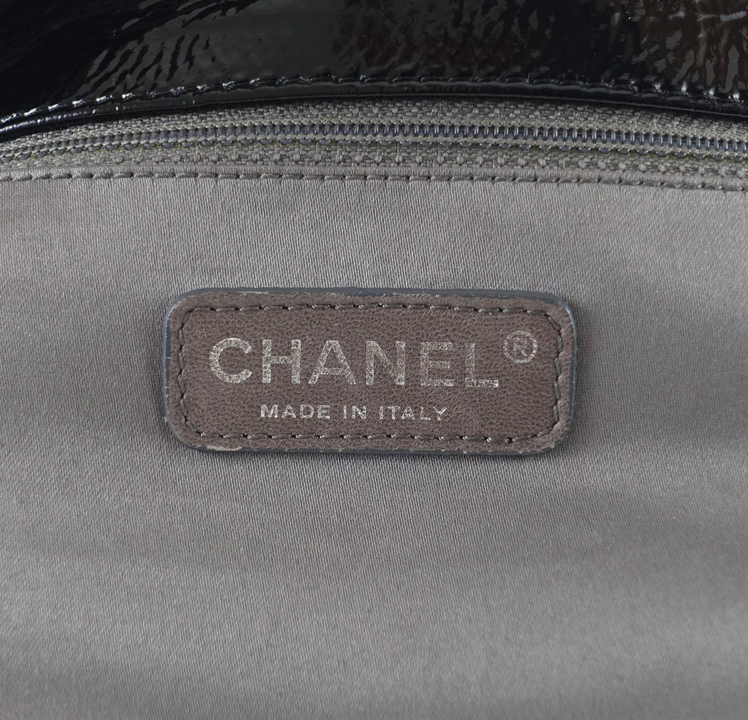 graphic edge patent vinyl shoulder bag