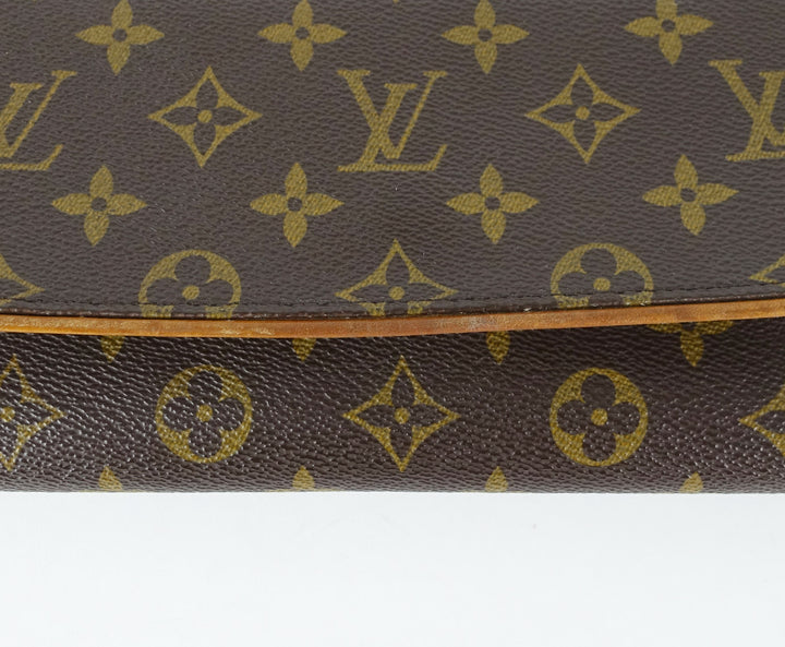 pochette twin gm monogram canvas shoulder bag
