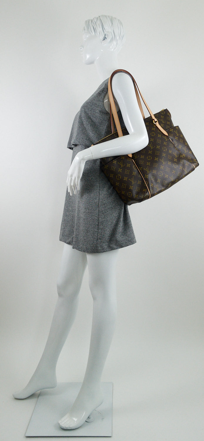 totally mm monogram canvas shoulder bag